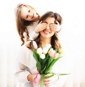 Что подарить маме на День матери: оригинальные идеи и советы по выбору